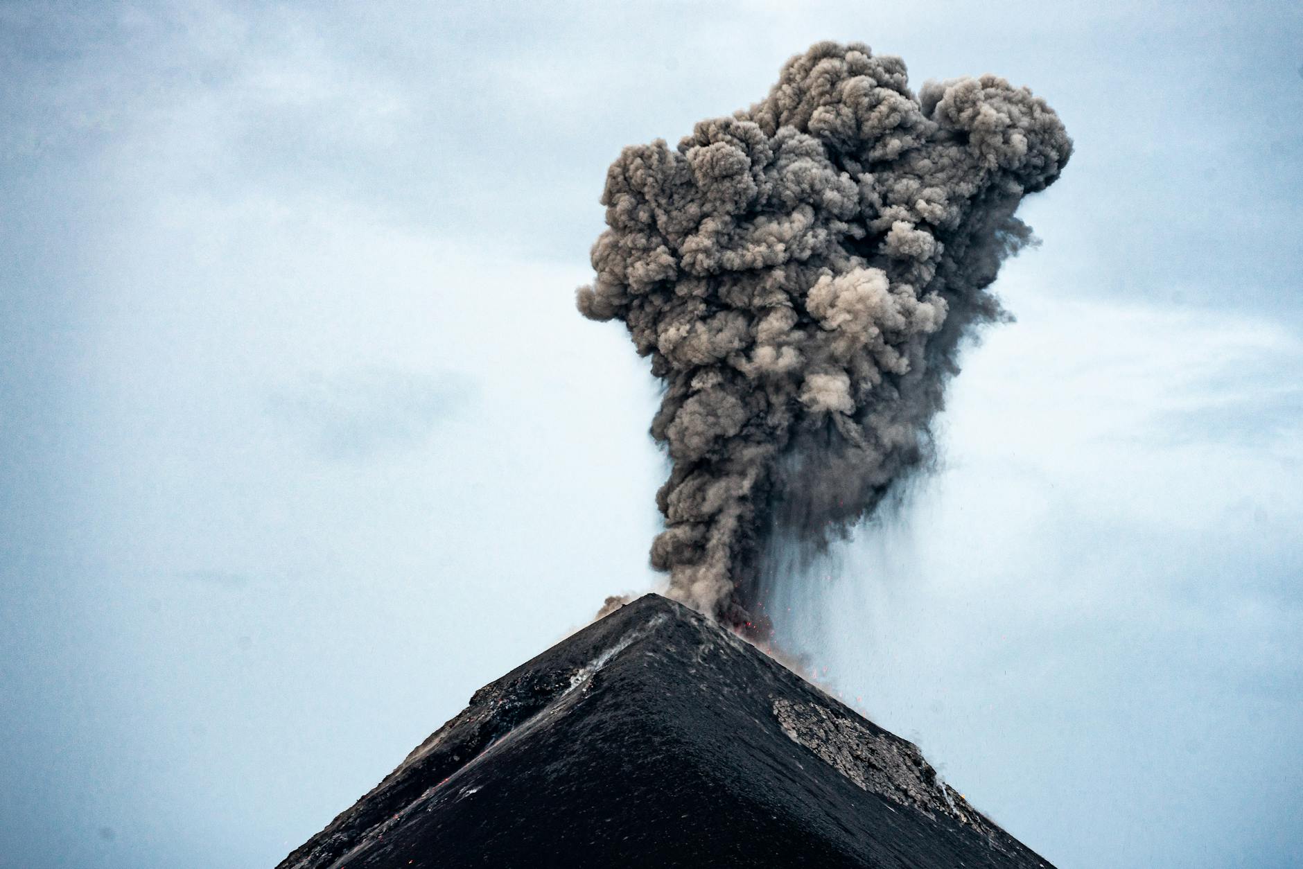 Erupcja wulkanu Acatenango w Gwatemali z ciemną chmurą popiołu