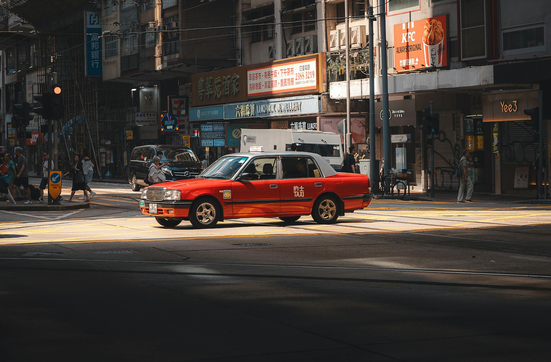 Autonomiczny samochód jedzie nocą po miejskiej ulicy
