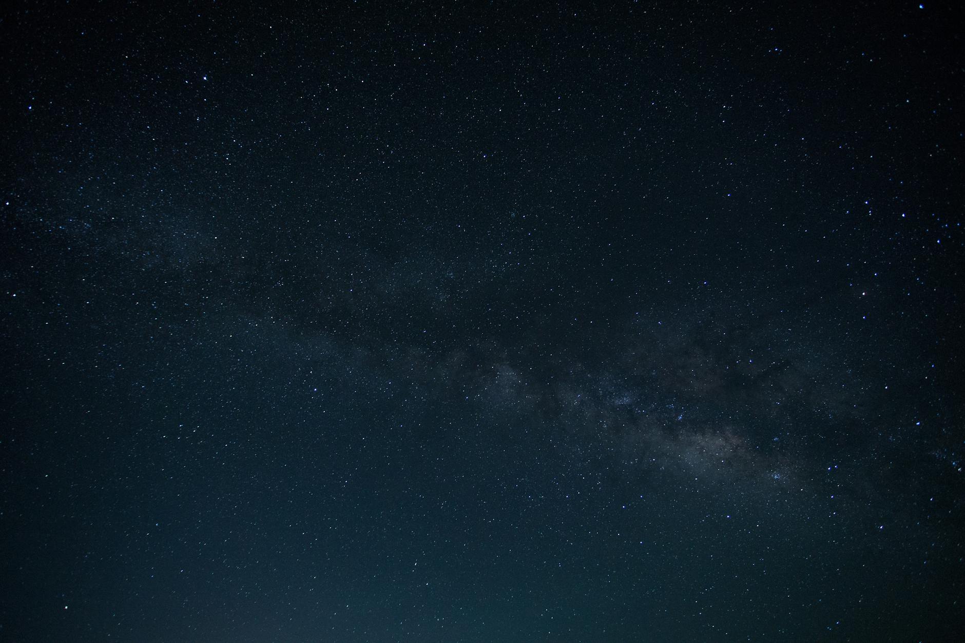 Droga Mleczna rozciągająca się na rozgwieżdżonym nocnym niebie