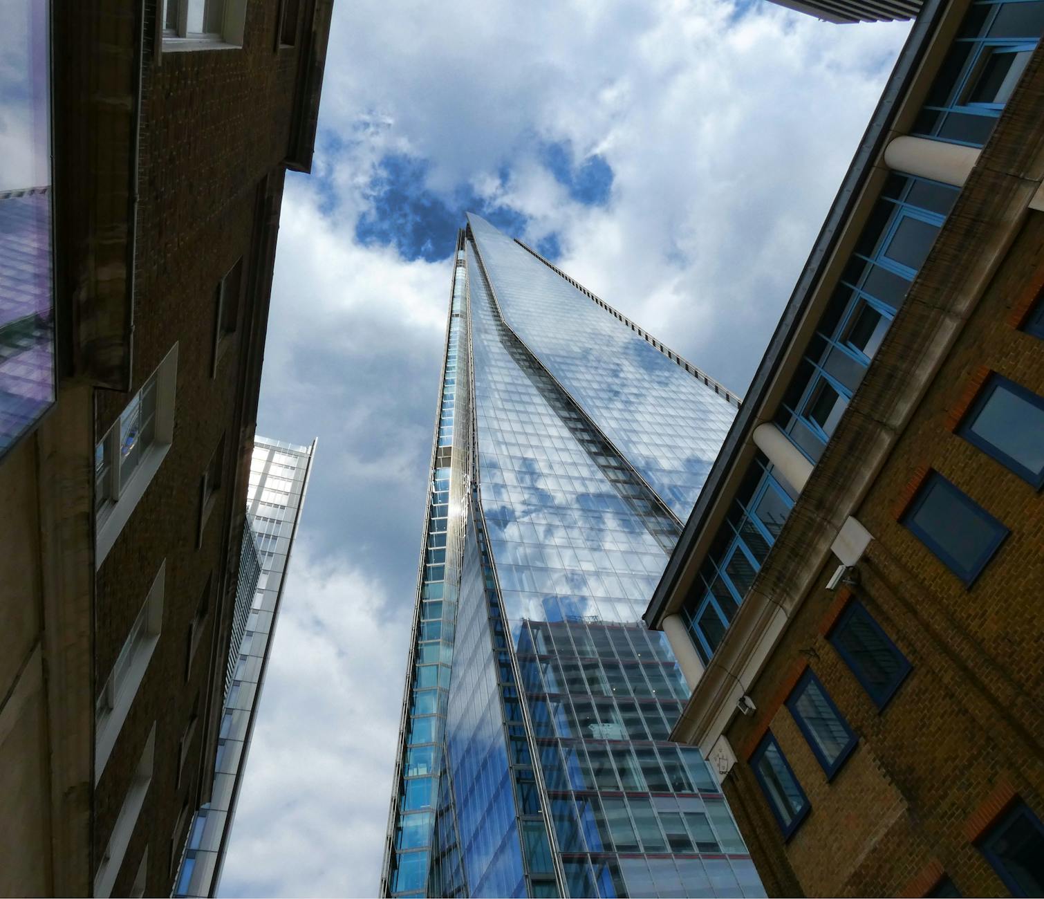 Miasta pionowe i podziemne: jak będziemy mieszkać za 100 lat? Futurystyczne miasto z wieżowcami i podziemnymi poziomami mieszkalnymi