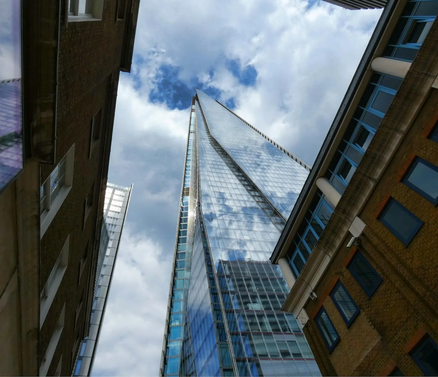 Futurystyczne miasto z wieżowcami i podziemnymi poziomami mieszkalnymi