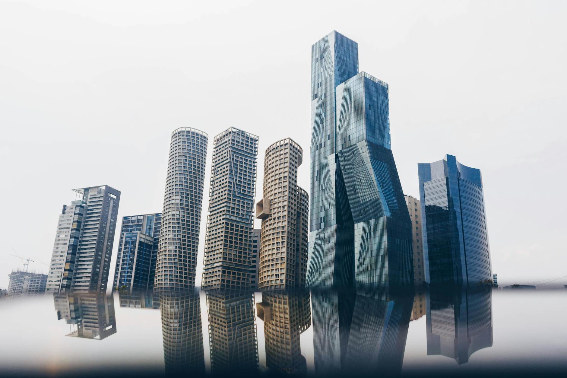 Futurystyczne wieżowce Meksyku odbijające się w wodzie