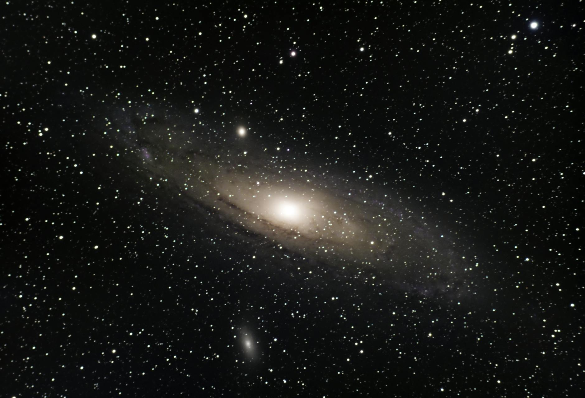 Galaktyka Andromedy otoczona gwiazdami w głębi kosmosu