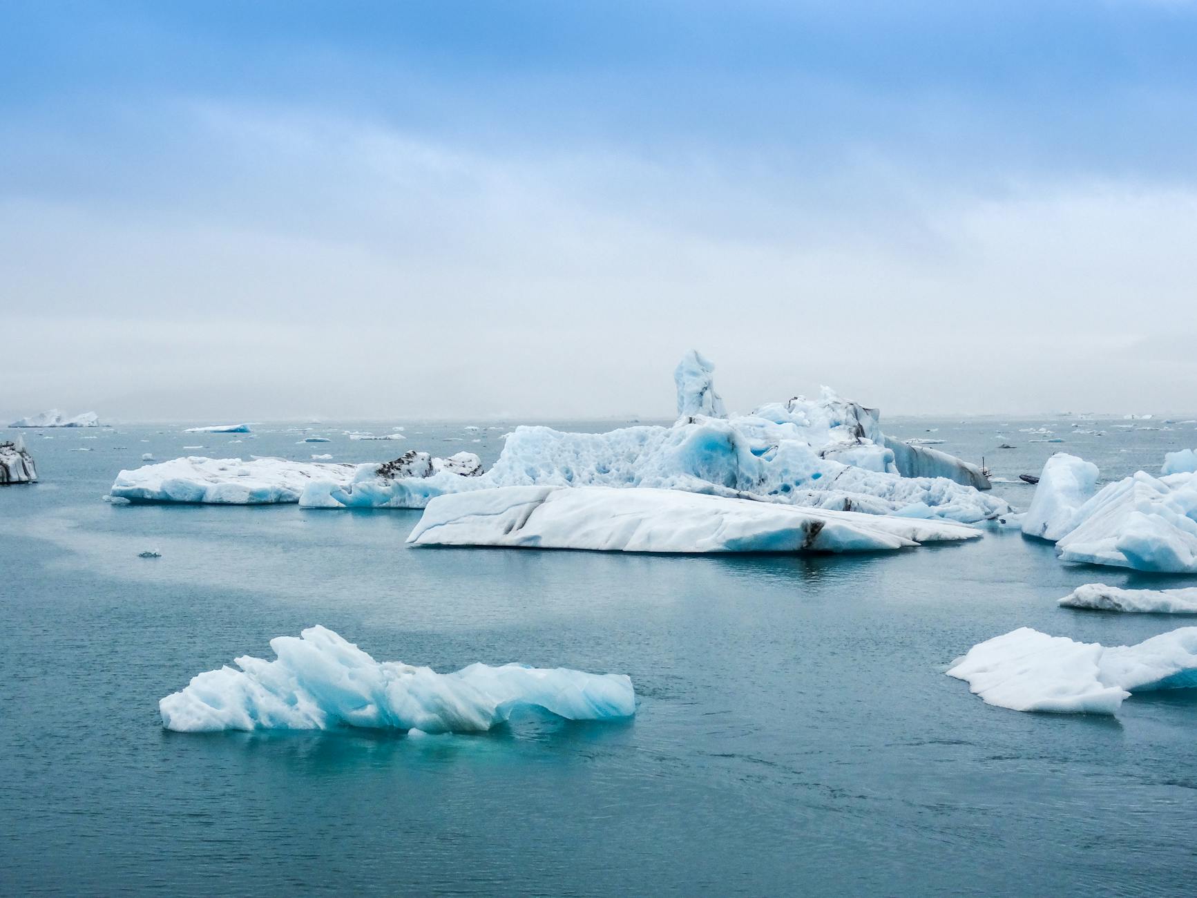 Góry lodowe unoszące się na spokojnej lagunie Jokulsarlon w Islandii