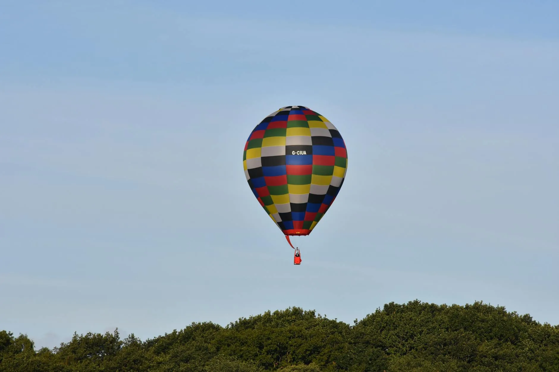 Czy drożdże oddychają? Eksperyment z balonem i cukrem krok po kroku Kolorowy balon na gorące powietrze nad zielonym lasem w słoneczny dzień