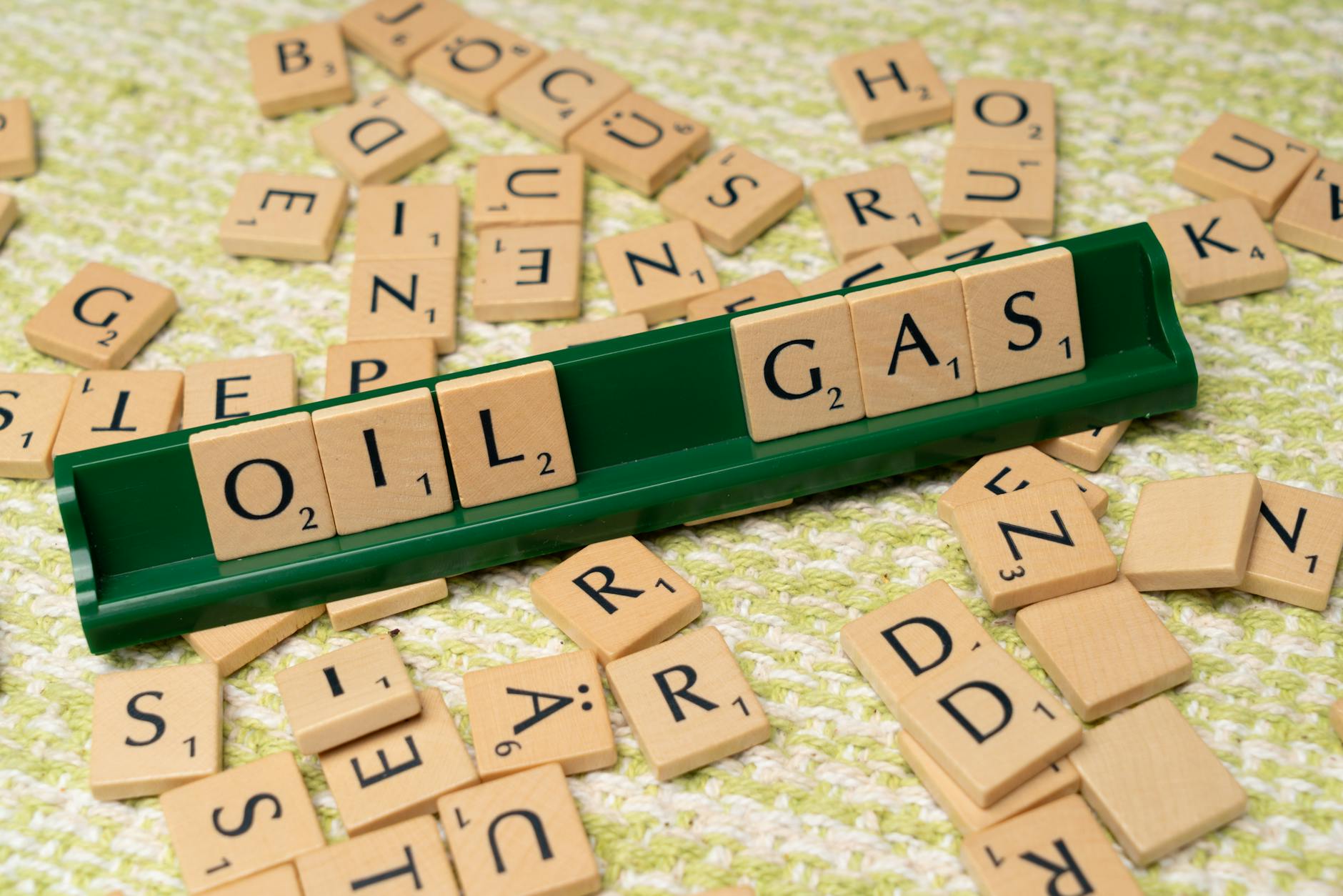Kreatywna kompozycja z kostek liter tworzących napis oil and gas