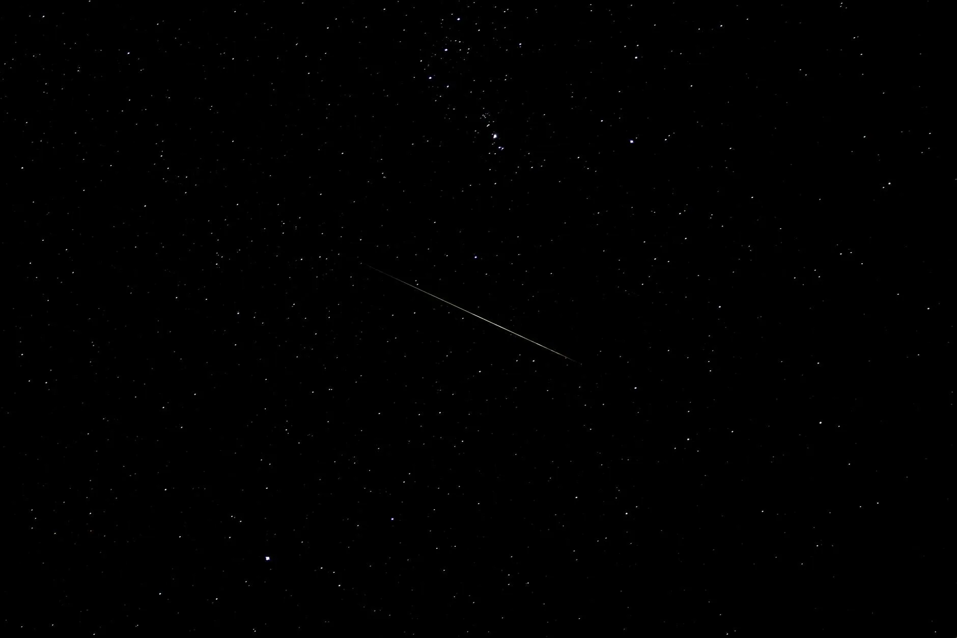 Czym różni się meteoroid od meteoru i meteorytu? Prosty przewodnik po kosmicznych skałach Spadająca gwiazda na rozgwieżdżonym nocnym niebie