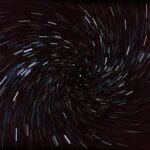 Spiralne świetliste ślady gwiazd na nocnym niebie