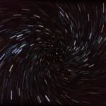 Czy czas istnieje bez obserwatora? Fizyka czasu w pytaniach i odpowiedziach Spiralne świetliste ślady gwiazd na nocnym niebie