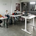 Uczniowie słuchający nauczyciela w nowoczesnej szkolnej klasie