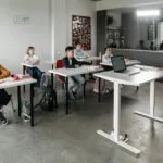 Uczniowie słuchający nauczyciela w nowoczesnej szkolnej klasie