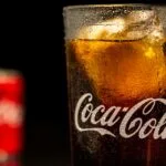 Zbliżenie szklanki coli z lodem i bąbelkami gazu