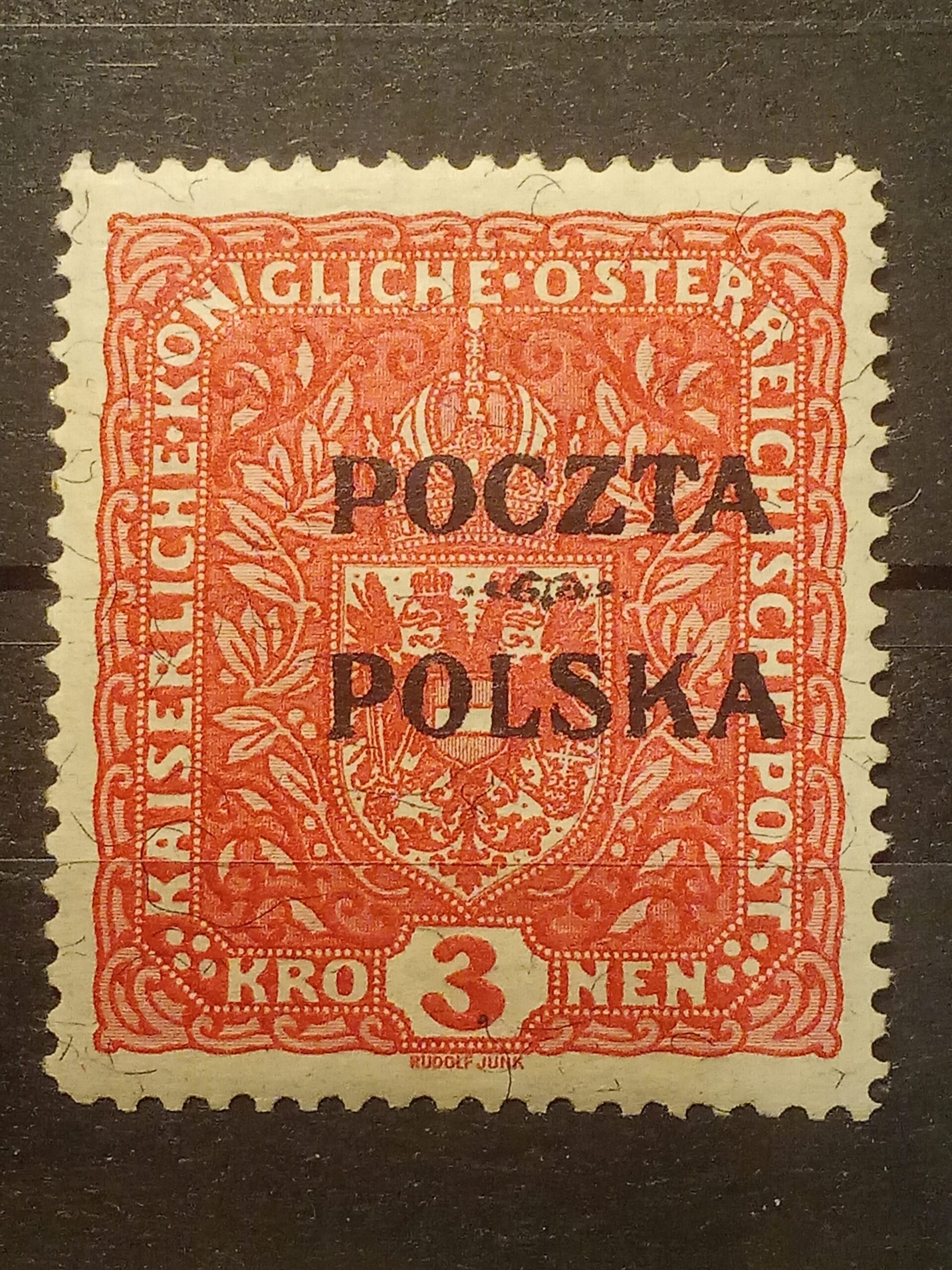 Historyczny znaczek z naniesionym czarną farbą nadrukiem zmieniającym jego pierwotny nominał i nazwę państwa