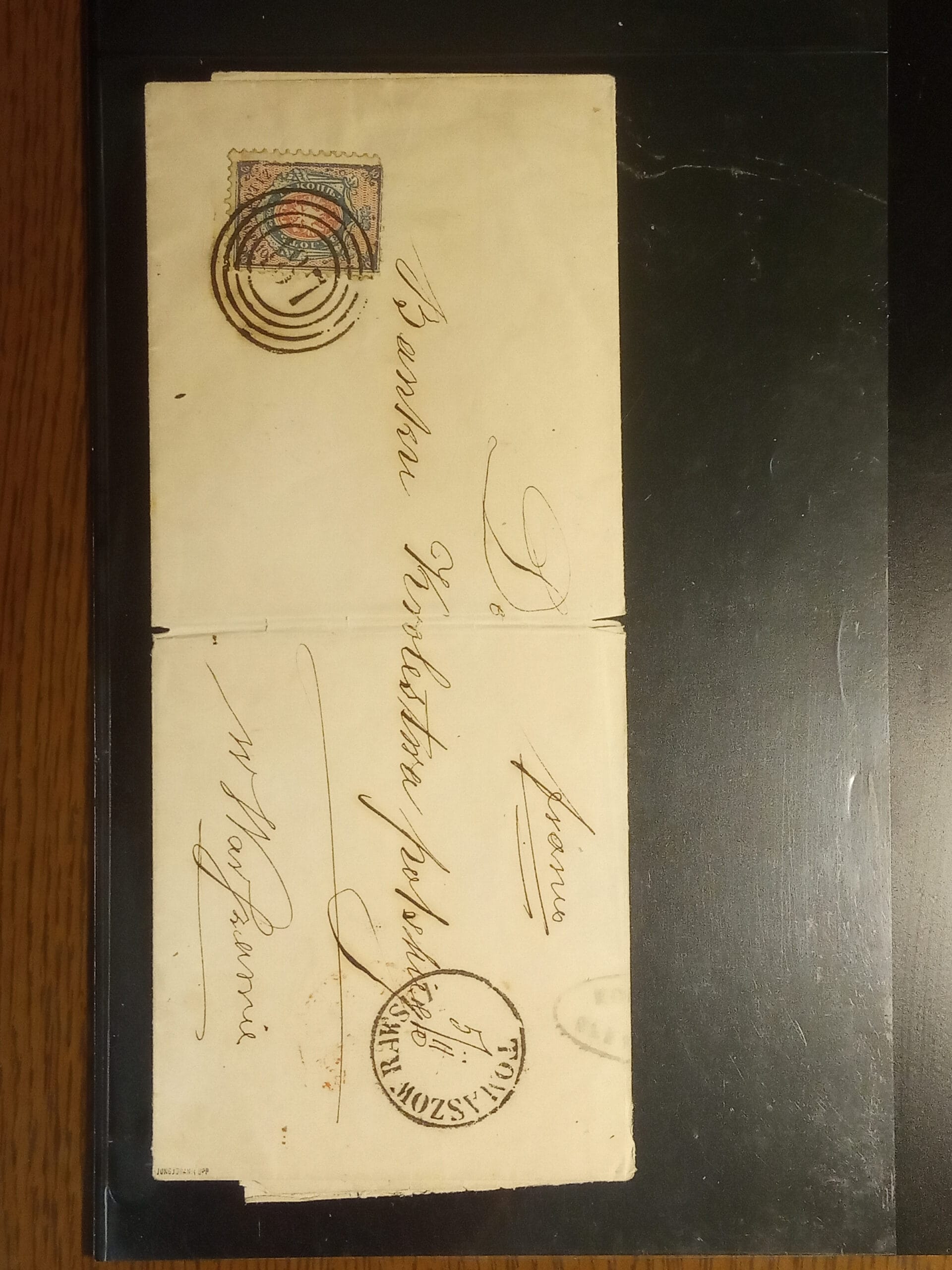 Kompletny list z 1860 roku opłacony pierwszym polskim znaczkiem (Polska Nr 1), przystemplowany okrągłym numerowym datownikiem ekspedycji pocztowej