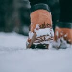 Buty idące po śniegu podczas mroźnej zimy