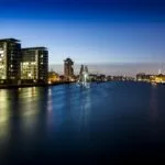 Nocna panorama Berlina z rzeźbą Molecule Man nad Sprewą