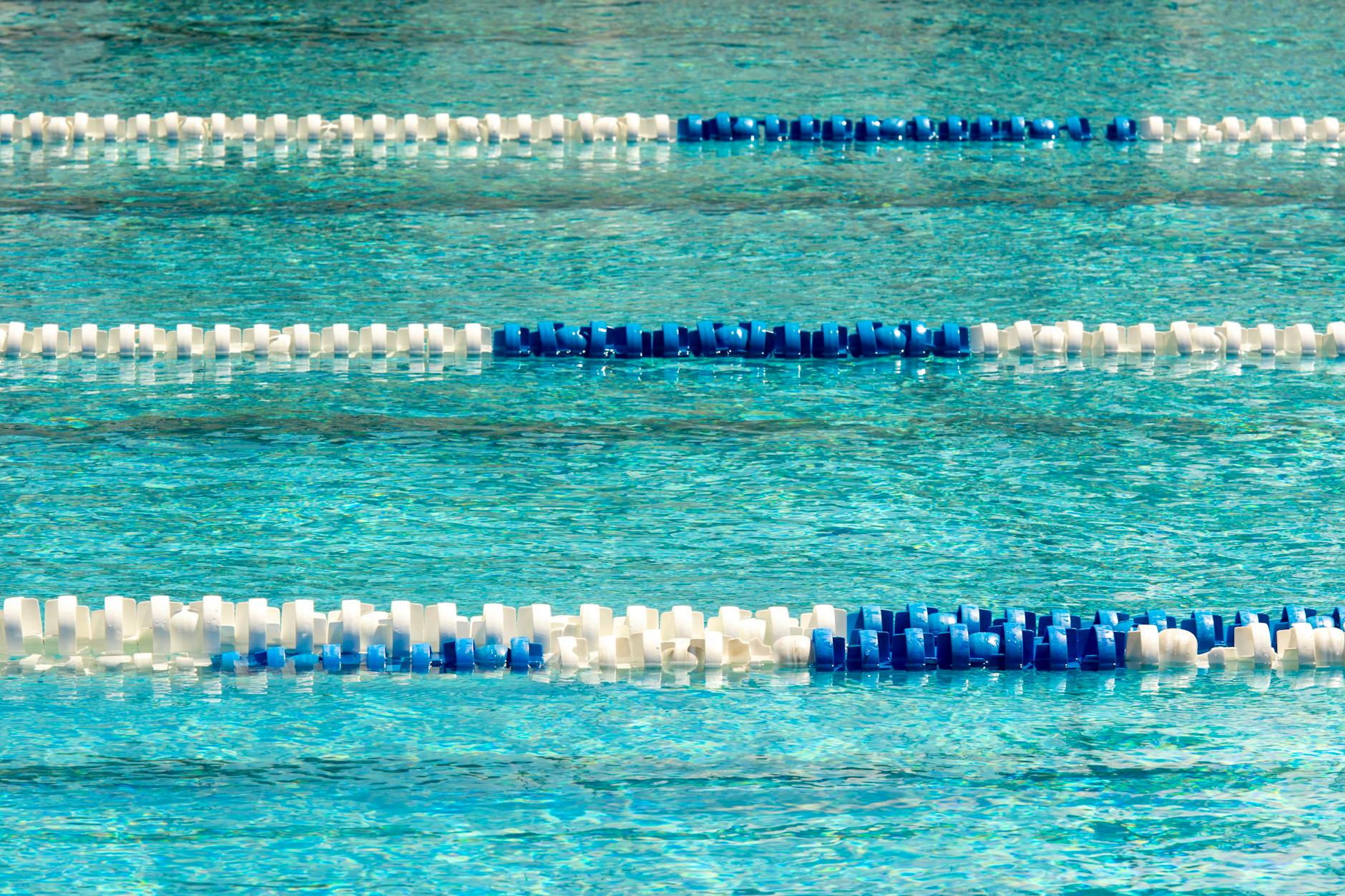 Torowy basen pływacki z niebiesko-białymi liniami podzielnymi