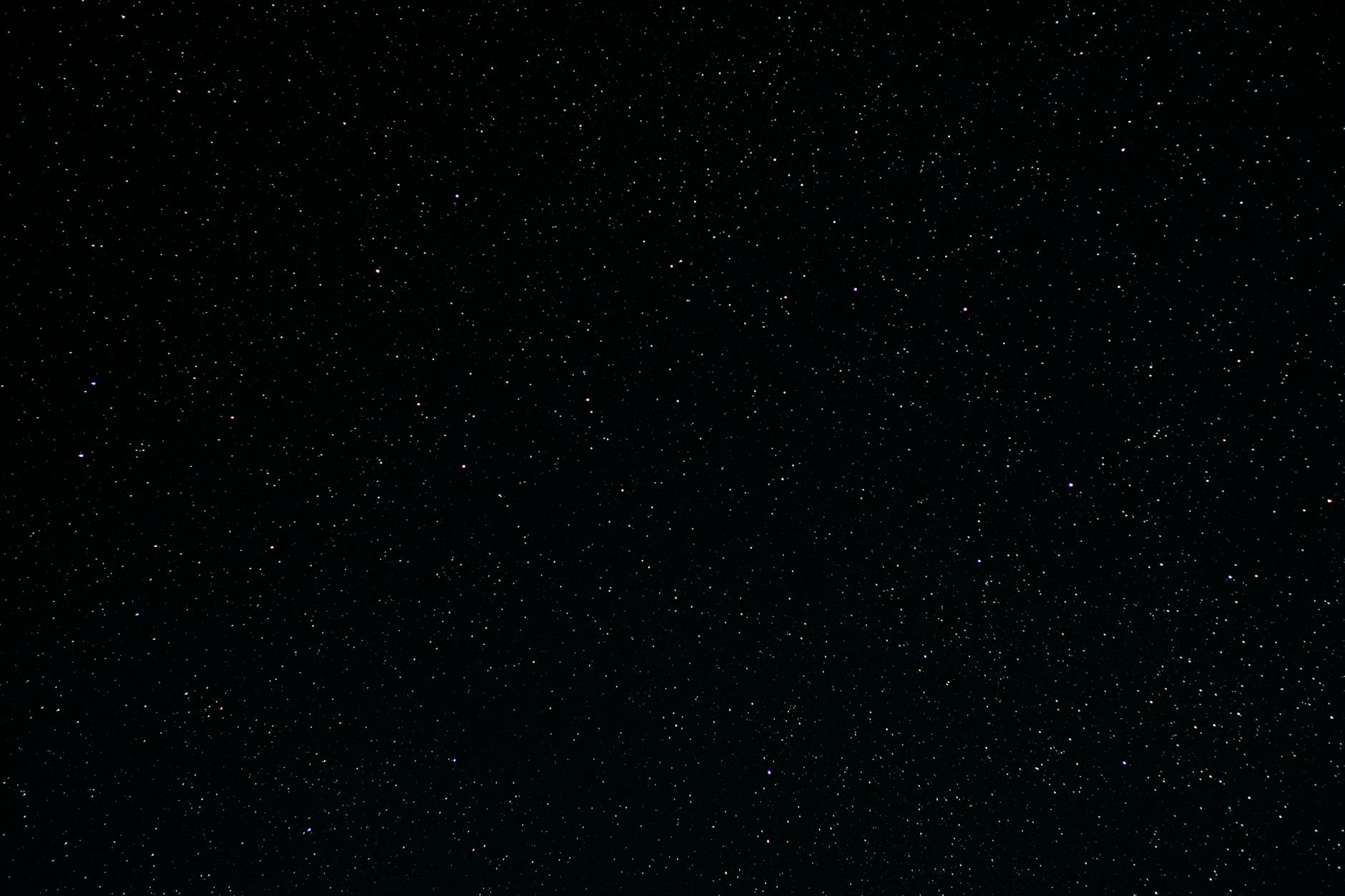 Rozgwieżdżone nocne niebo z niezliczonymi jasnymi gwiazdami