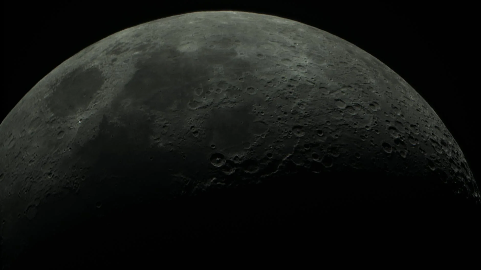 Księżyc w teleskopie Galileusza: obserwacje, które wstrząsnęły Europą Zbliżenie na usianą kraterami powierzchnię Księżyca