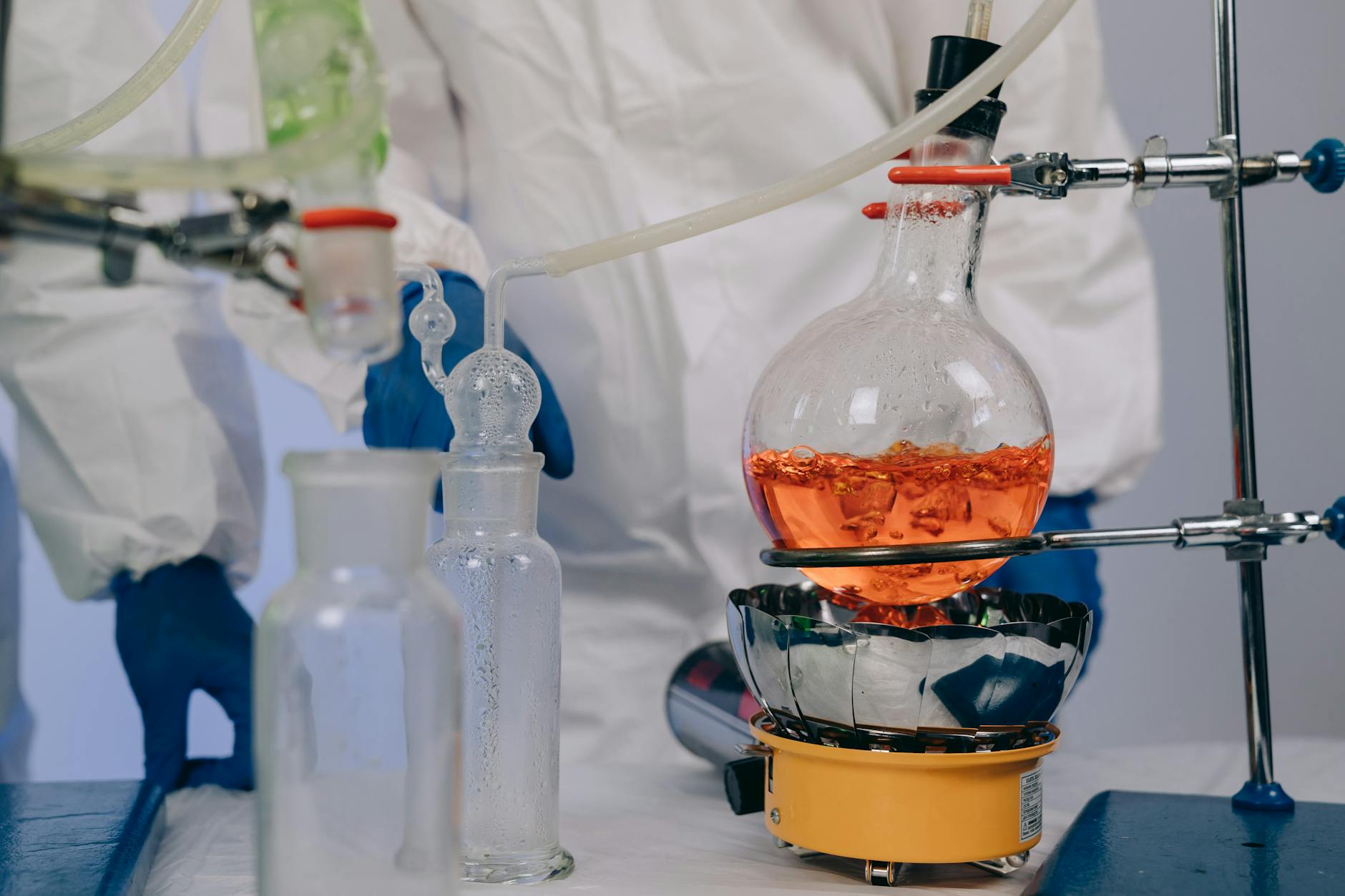Chemicy w laboratorium prowadzą doświadczenie z użyciem katalizatora