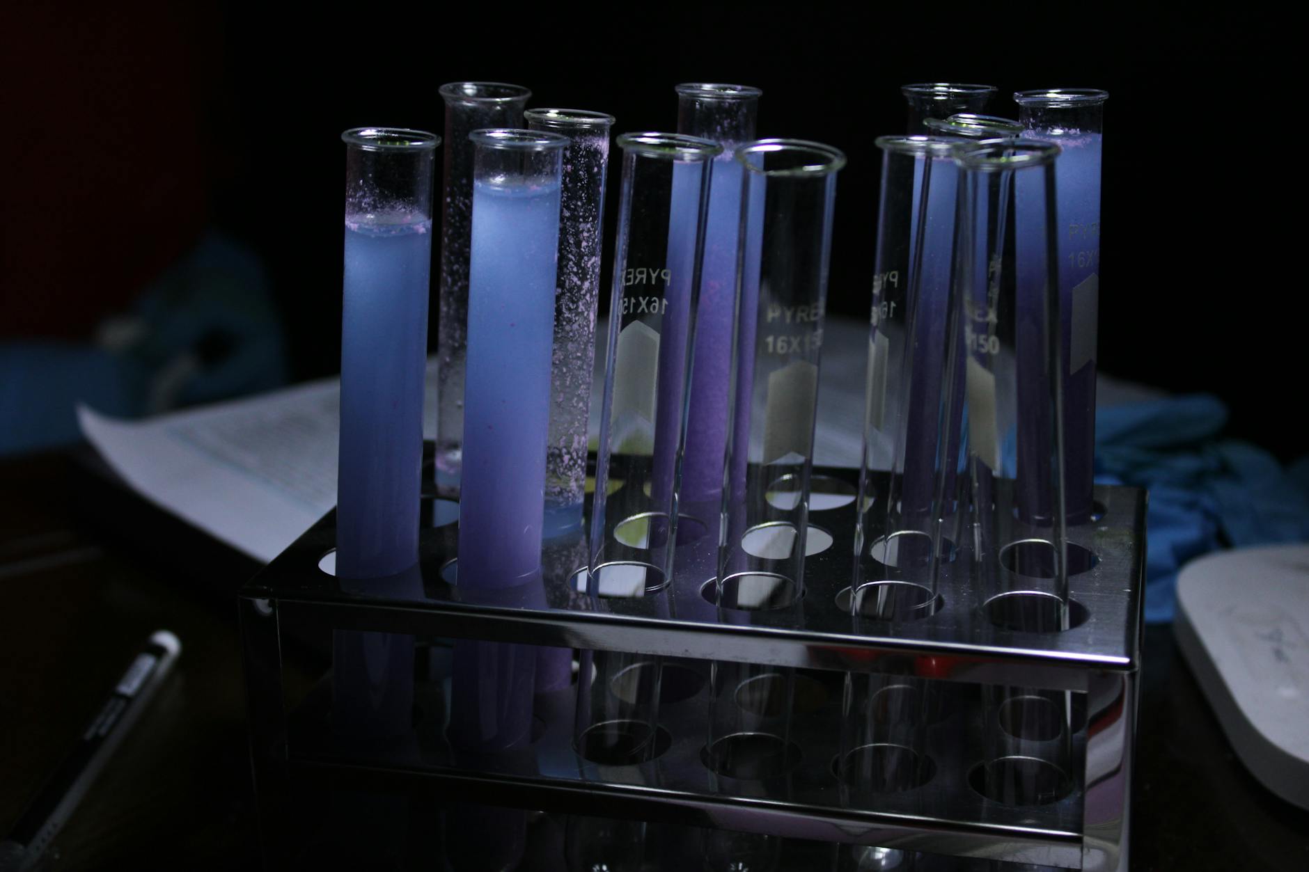 Fioletowe roztwory w probówkach podczas eksperymentu chemicznego
