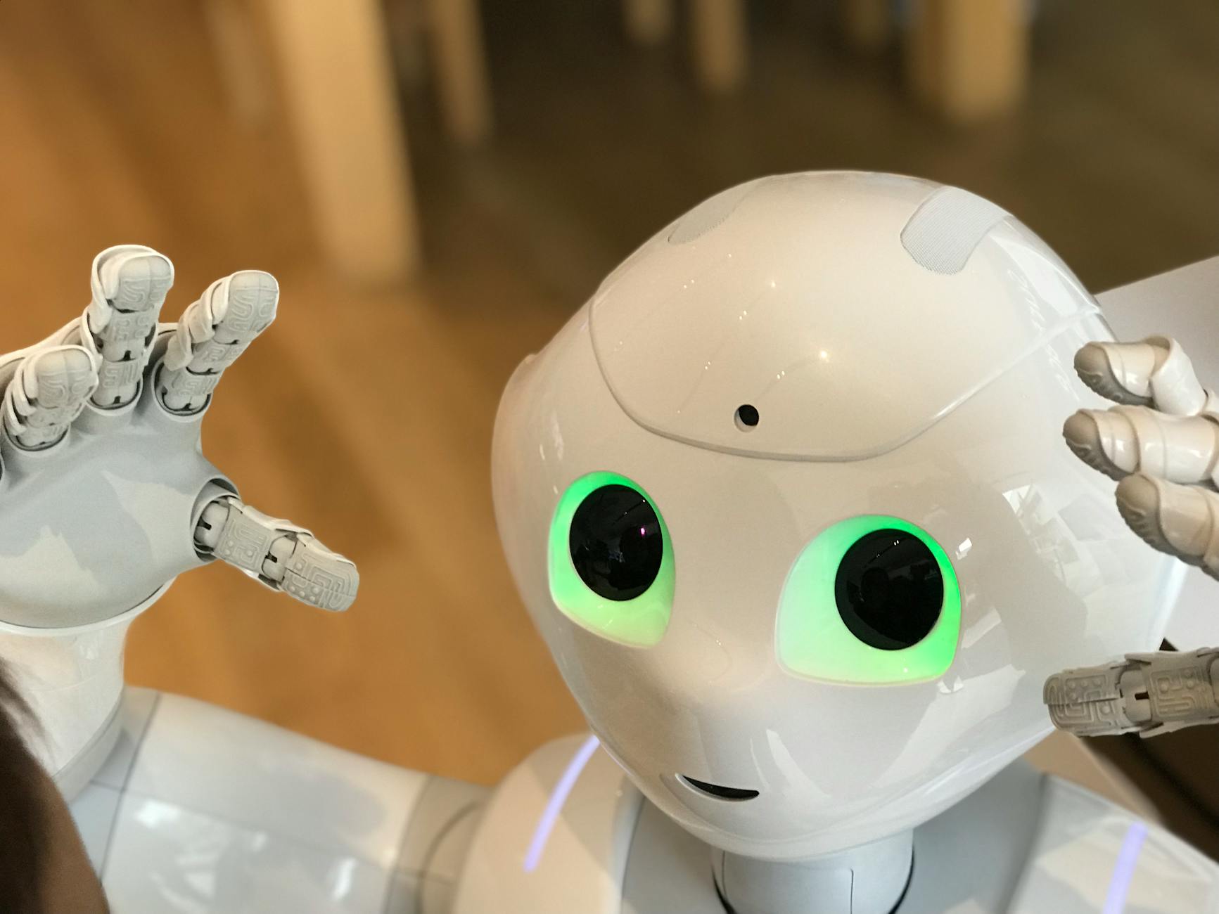 Humanoidalny robot o świecących zielonych oczach w nowoczesnym wnętrzu
