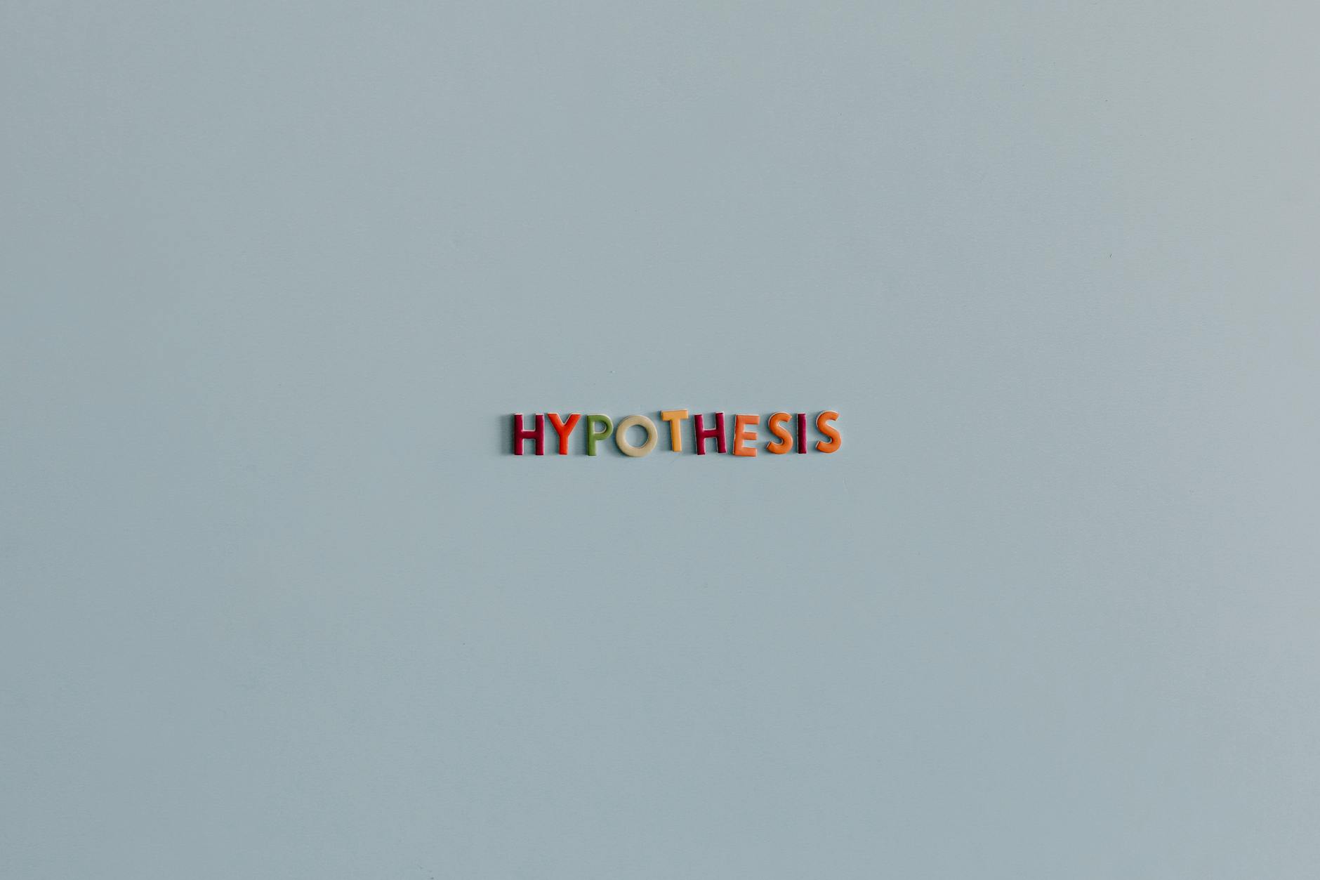 Kolorowe litery układające się w słowo Hypothesis na jasnym tle