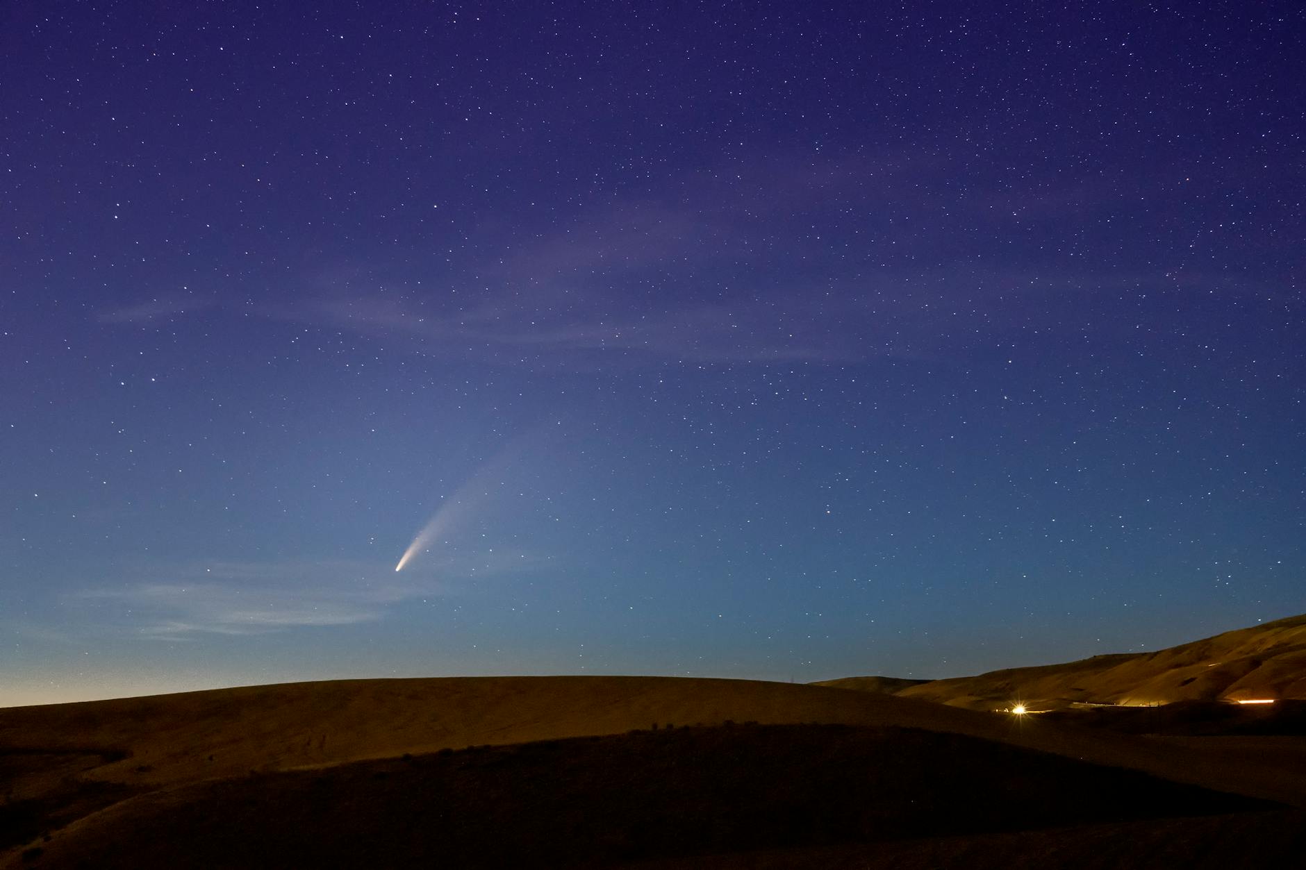 Kometa na nocnym niebie nad wzgórzami w Wenatchee w stanie Waszyngton