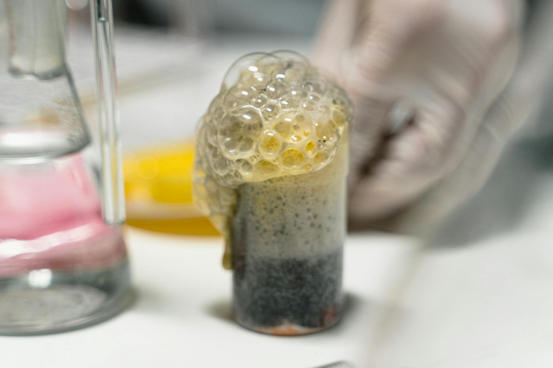 Pieniąca się reakcja chemiczna w probówce w laboratorium