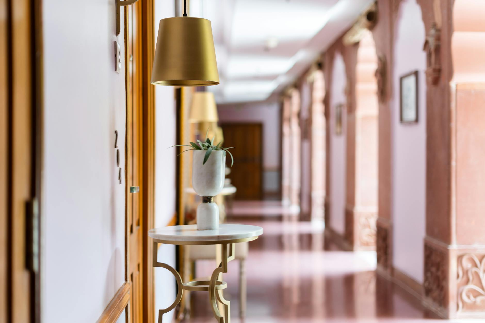 Elegancki korytarz zabytkowego hotelu w Indiach z łukami i kolumnami