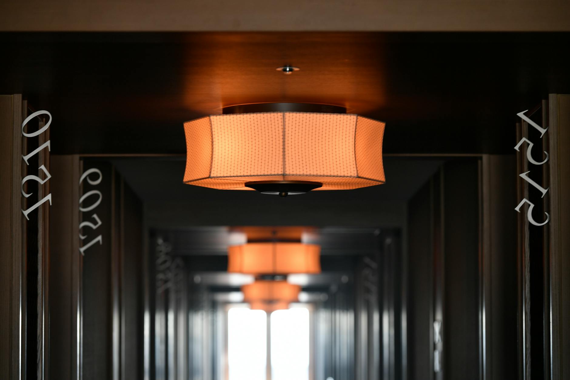 Nowoczesny hotelowy korytarz w Kobe z nastrojowym oświetleniem