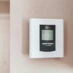 Nowoczesny termostat ścienny z cyfrowym wyświetlaczem temperatury
