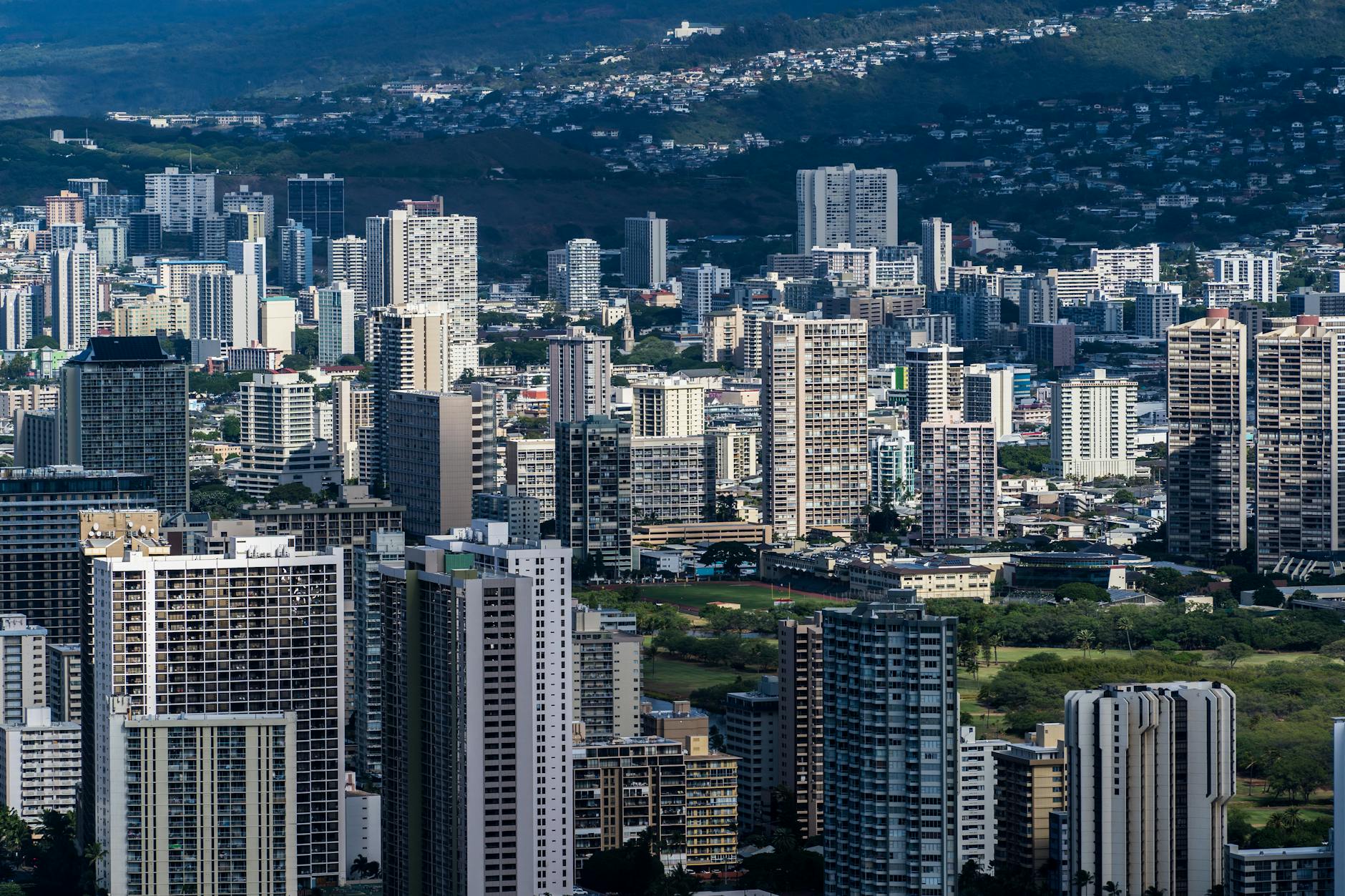 Panorama Honolulu z gęstą zabudową i zielenią wokół miejskiej zabudowy