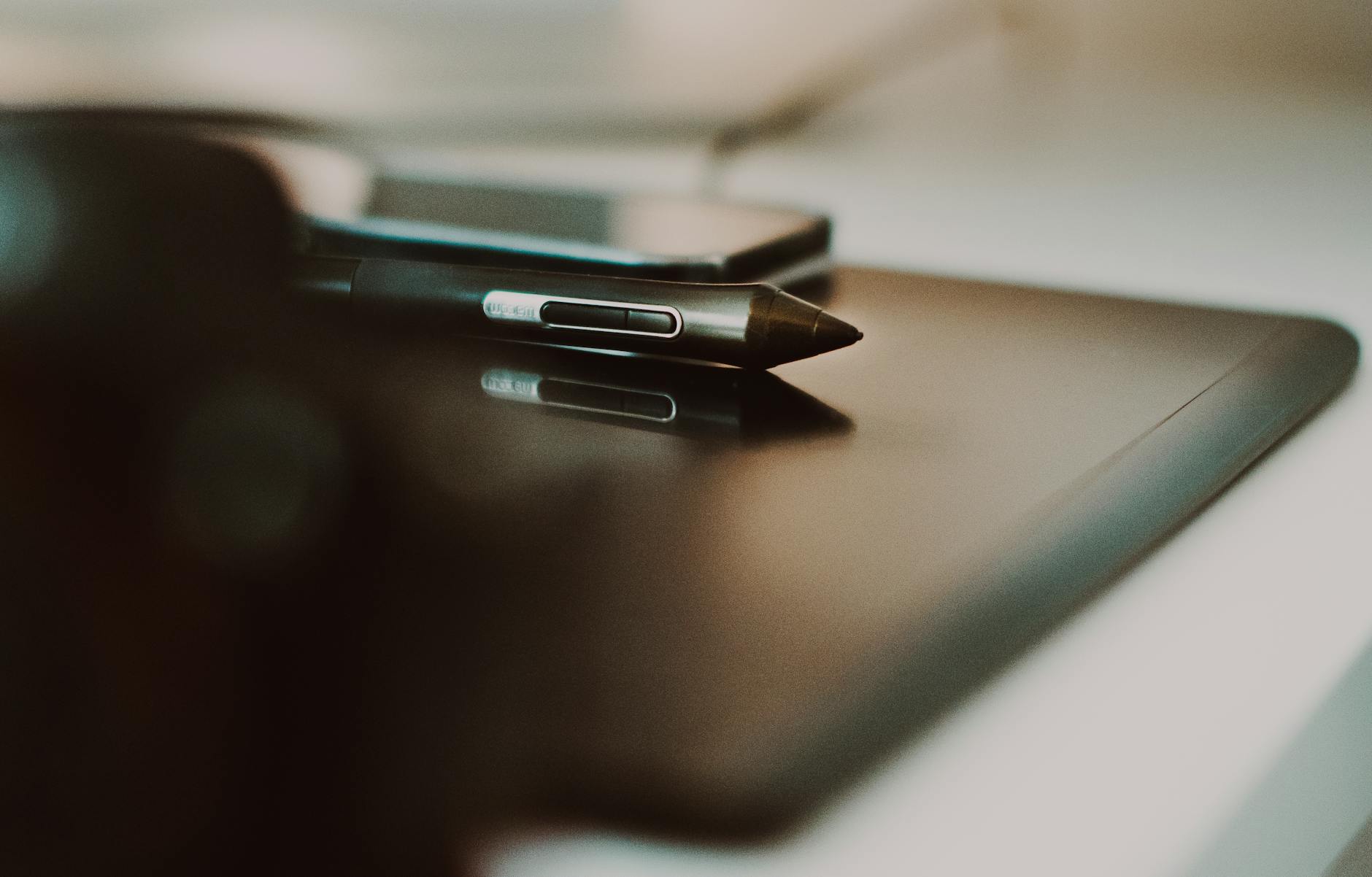 Piórko do tabletu leżące na biurku w nowoczesnym biurze tech