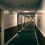 Czy nieskończoność ma różne rozmiary? O hotelu Hilberta i paradoksach Pusty, cichy korytarz hotelowy z rzędem drewnianych drzwi