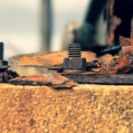 Dlaczego niektóre metale rdzewieją, a inne nie? Szereg elektrochemiczny Zardzewiałe śruby na silnie skorodowanej powierzchni metalowej