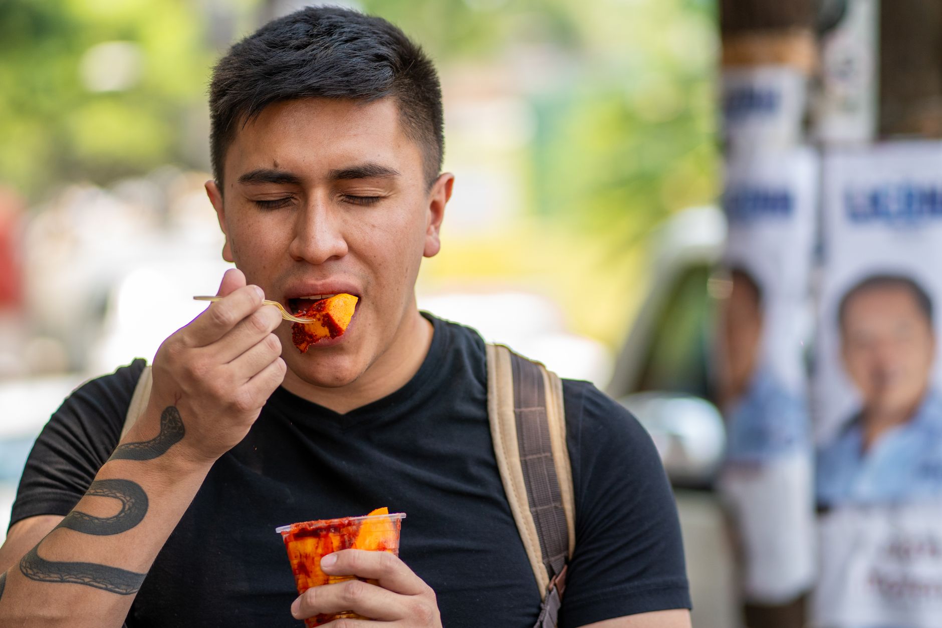 Mężczyzna je mango z chili na ulicy w Meksyku