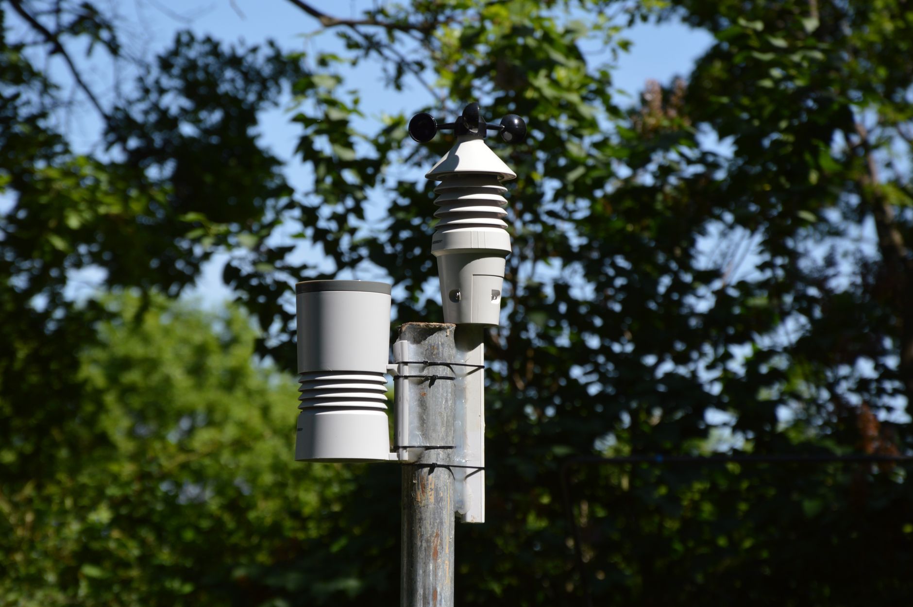 Zbliżenie na anemometr i stację pogodową w słoneczny dzień na zewnątrz