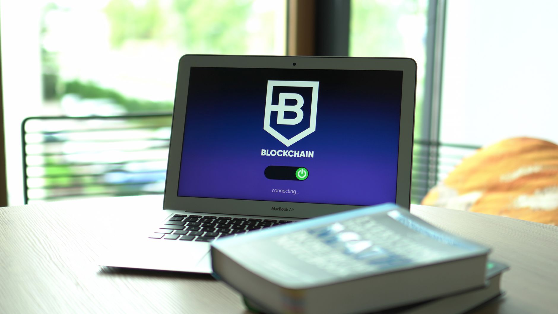 Laptop z wizualizacją połączonych bloków łańcucha blockchain