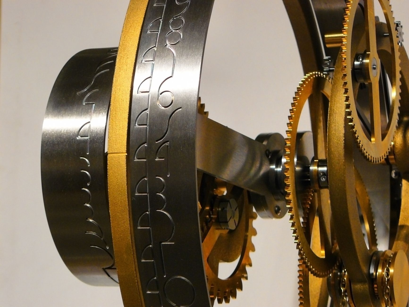Zbliżenie skomplikowanego mechanizmu zębatek symbolizującego maszynę czasu