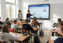 Pracownia komputerowa czy sprzęt mobilny? Jak zmienia się organizacja zajęć